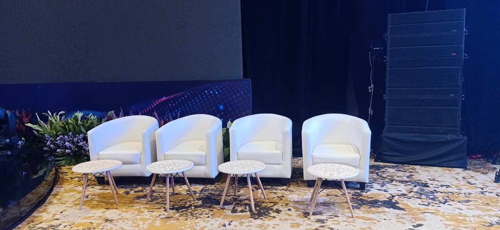 SEWA SOFA DI SENAYAN
